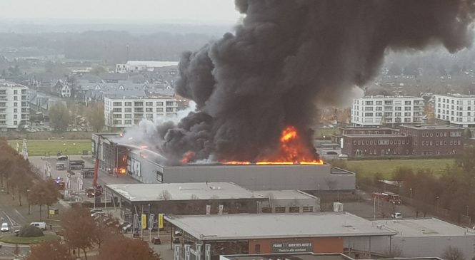 Zeer grote brand bij Karwei in Noord