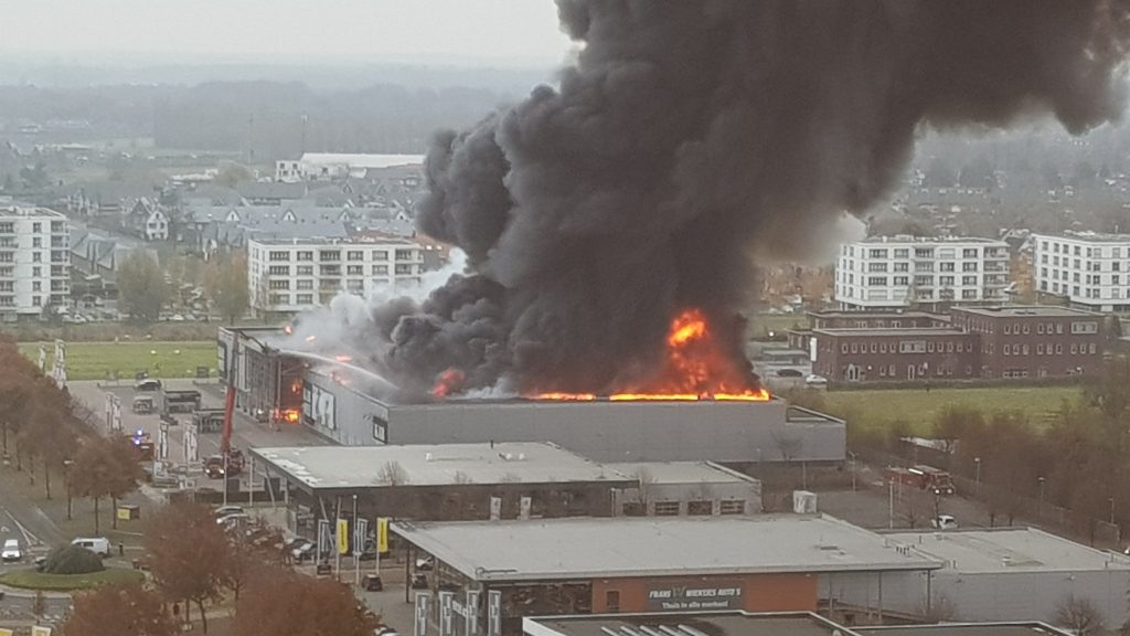 Zeer grote brand bij Karwei in Noord