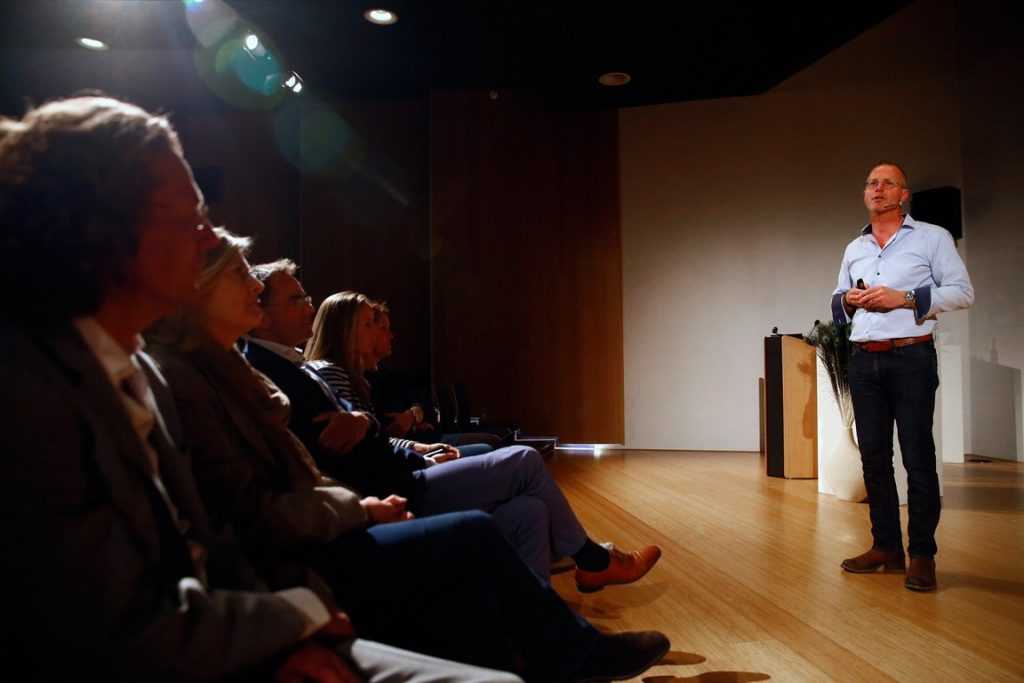 Bioloog Patrick van Veen geeft theatercollege over liefde en verleiding in Apenheul