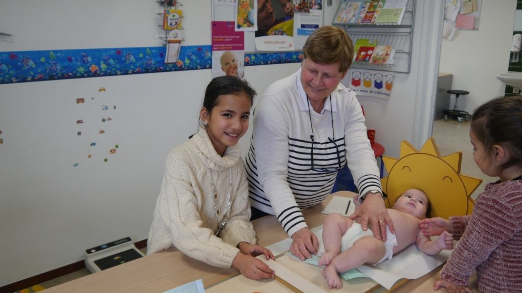 Apeldoornse Kinderburgemeester Sibel Ozcan bezoekt CJG (Centrum voor Jeugd en Gezin)