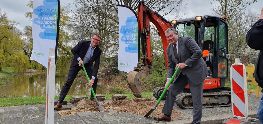 Eerste schop in de grond voor aanleg glasvezelnetwerk