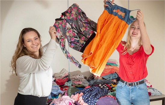 Kleding weggeefmarkt in wijkcentrum Orca