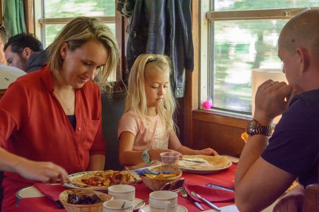 Smikkelen en smullen in de stoomtrein