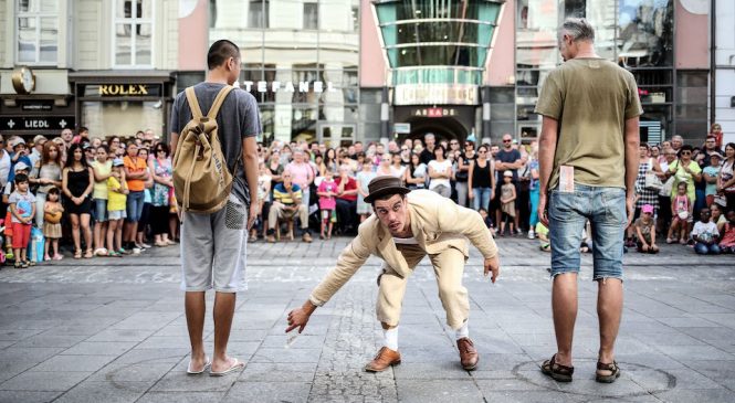 Keur aan artiesten kleurt Apeldoornse Terrassen Parade
