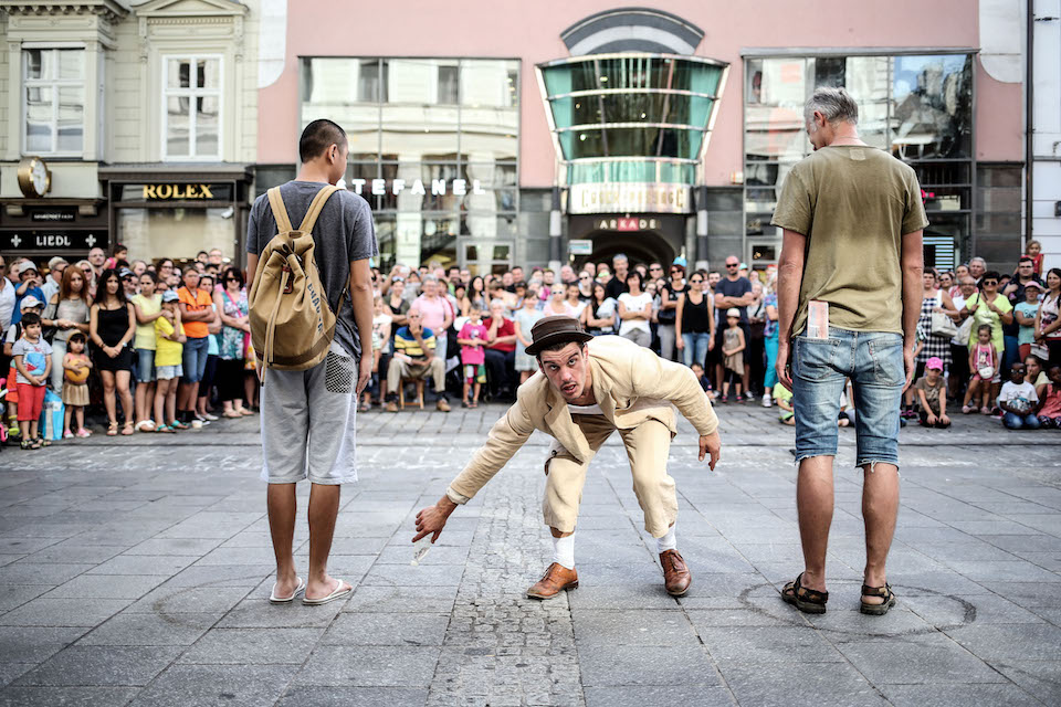 Keur aan artiesten kleurt Apeldoornse Terrassen Parade