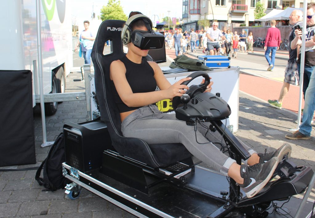 Bezoekers Marktplein Apeldoorn virtueel onder invloed