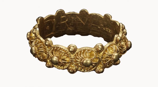 Geheimen uit Gelderse bodem vertelt op boeiende wijze het verhaal van 10.000 jaar archeologische sieraden