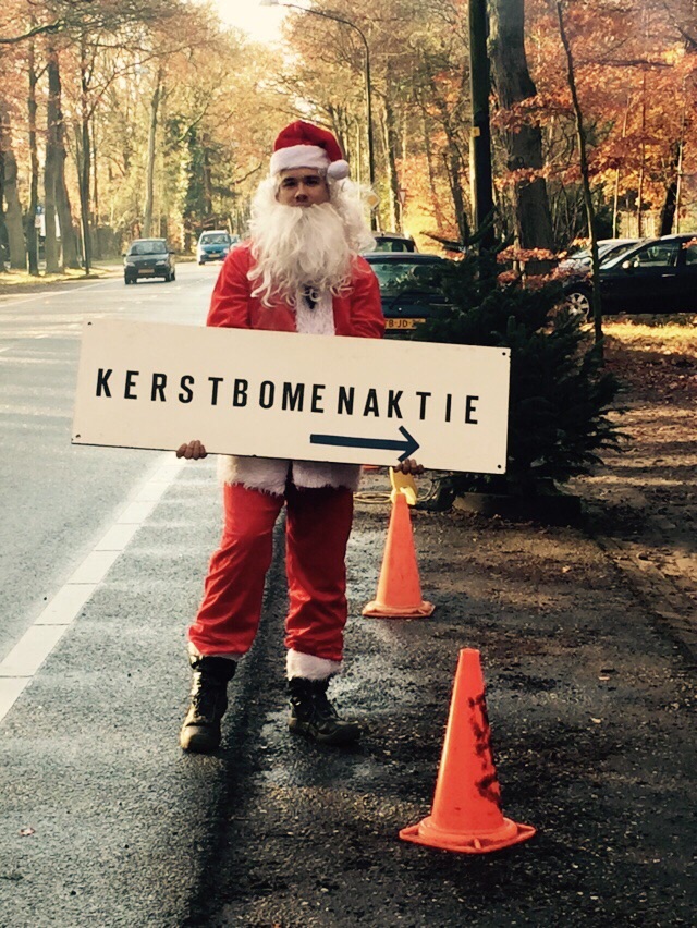 Scouts verkopen kerstbomen en helpen Voedselbank