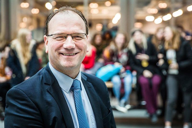 Ton Heerts wordt benoemd als burgemeester Apeldoorn