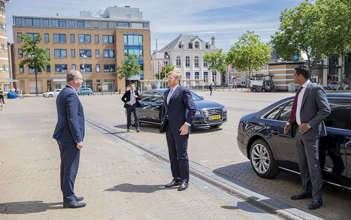 Koning bezoekt crisisorganisatie gemeente Apeldoorn