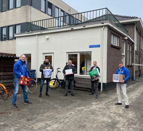 Lionsclub Apeldoorn doneert 1.100 euro voor kerstpakketten aan Stichting Zwerfjongeren Apeldoorn.