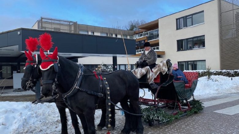 Cliënten Zorggroep Apeldoorn genieten van ritje met arrenslee