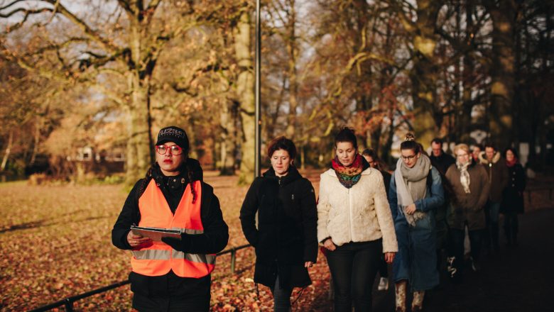 Op de Tocht, wandel-theatervoorstelling over stille eenzaamheid in Apeldoorn