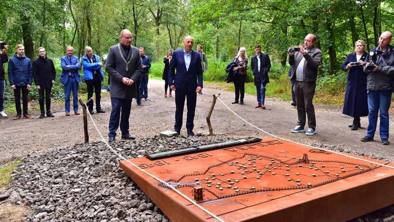 Burgemeester Heerts onthult monument voor beladen bos Hoog Soeren