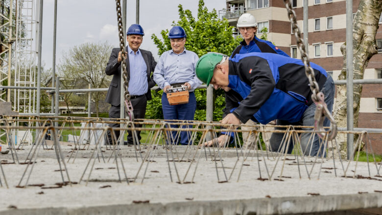 Wethouder Messerschmidt legt vloer nieuwbouw appartement sociale huurwoningen