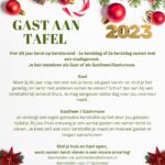 Gast aan tafel met kerst