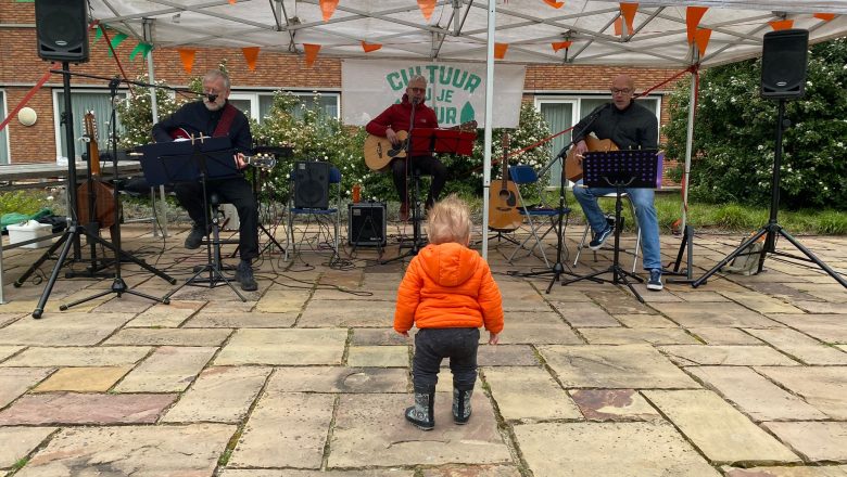 Zijn er in april honderd theaters in Apeldoorn?