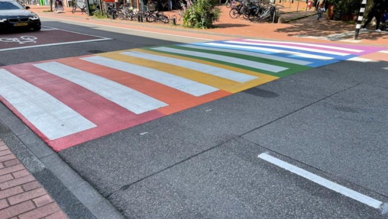 Regenboogzebrapad gaat naar Stationsstraat