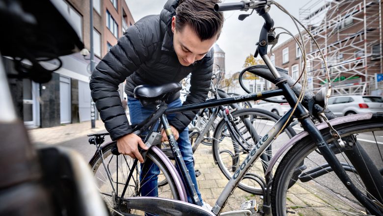 Fietsersbond houdt spreekuur in fietsenstalling Mariastraat: denk mee over fietsen in Apeldoorn