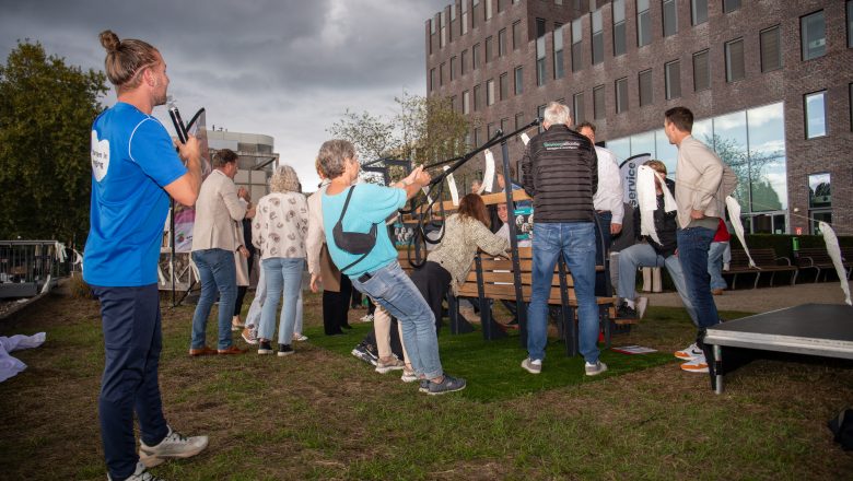 Eerste Beweegbank van Apeldoorn feestelijk onthuld bij Univé Stad en Land