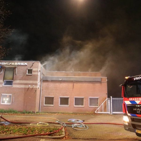 Zeer grote brand bij opslag van supermarkt aan Hoenderparkweg