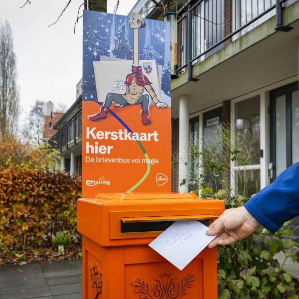 PostNL-bezorgers plaatsen sprookjesachtige kerstbrievenbus in voortuin