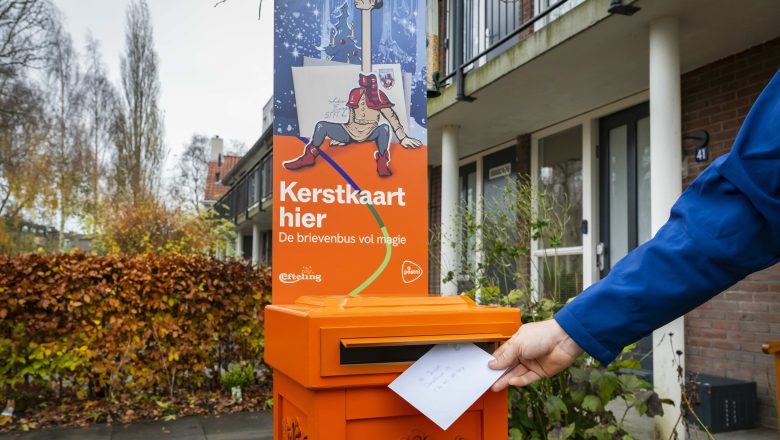 PostNL-bezorgers plaatsen sprookjesachtige kerstbrievenbus in voortuin