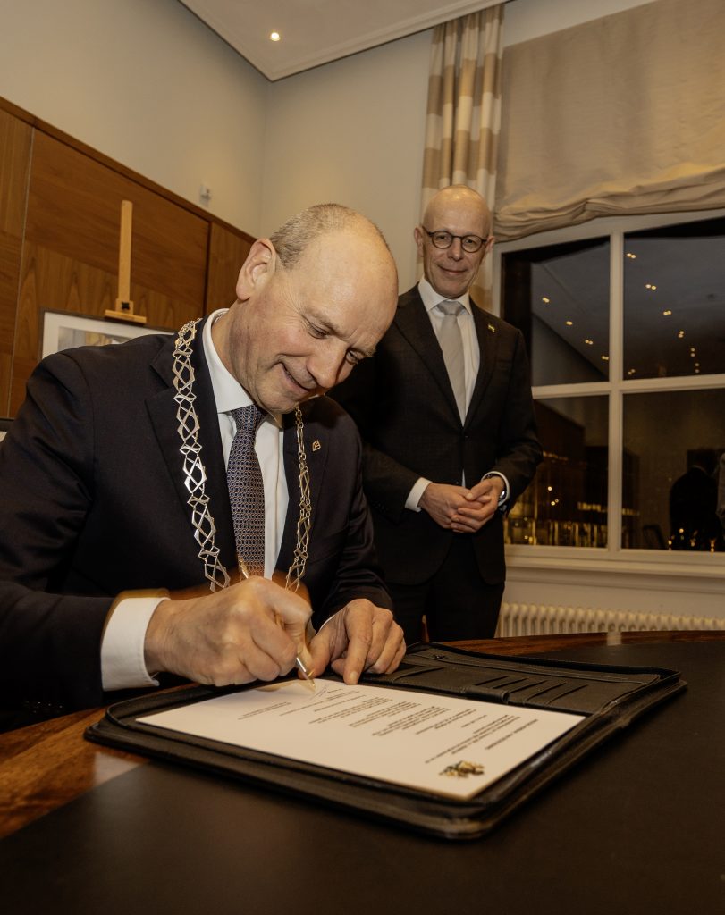 Ton Heerts herbenoemd als burgemeester van Apeldoorn