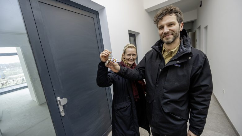 Huurders krijgen sleutel van woningen in voormalige HTS Autotechniek